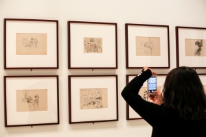 La mirada más desconocida de Sorolla, en Málaga.El Museo Carmen Thyssen muestra la faceta más espontánea y moderna del pintor valenciano con una colección de obras rápidas realizadas durante su estancia en Nueva York.'Sorolla. Apuntes de Nueva York' reúne nueve 'gouches' (aguadas) y 18 dibujos procedentes del Museo Sorolla de Madrid. Obras que el artista valenciano realizó en un momento muy concreto de su vida: durante su segunda y última estancia en Nueva York en 1911, cuando ya estaba en conversaciones con el hispanista Archer Milton Huntington para hacer su proyecto cumbre, 'Visión de España', los monumentales lienzos que decorarían la biblioteca de la Hispanic Society. En esa visita, Sorolla se aloja en el hotel Savoy, desde donde ve Central Park, la calle 59, la casa Vanderbilt, el Hotel Plaza, la estatua del general Sherman... Y tal como lo ve, lo pinta. "Cuando descansa, no descansa en realidad: realiza estos 'gouches' con mirada de halcón desde el alféizar de su ventana"