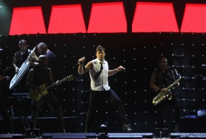 Ricky Martin gathers 11,000 people in Malaga in their first concert of the world , 'One World Tour' in Europe and Malaga has chosen to start his European career .