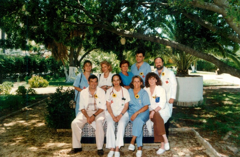 1993 Equipo del Hospital Cruz Roja con la 1ª campaña de captación del girasol por Cudeca