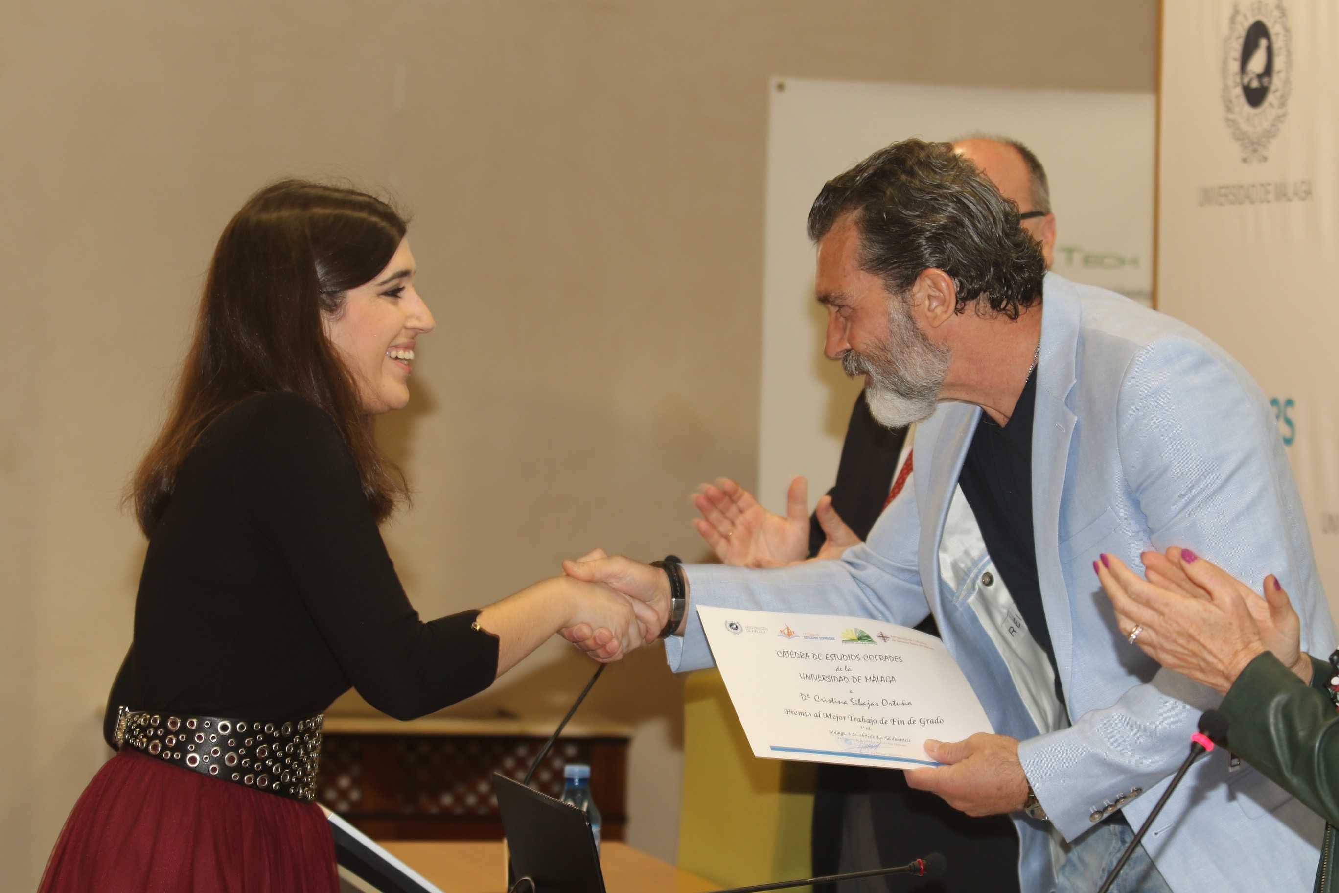 The Malaga actor Antonio Banderas has presented the first Research Awards to the best doctoral thesis and end-of-degree or career papers convened by the Chair of Studies Cofrades of the University of Malaga that carries his Foundation, the Lagrimas and favors