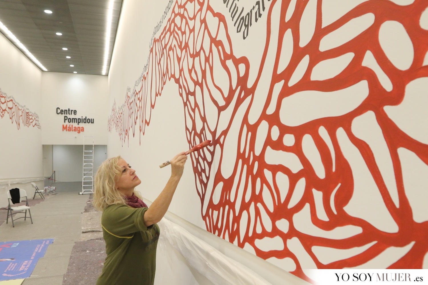 La artista Charo Carrera ultimando su obra en el Centro Pompidou Málaga.